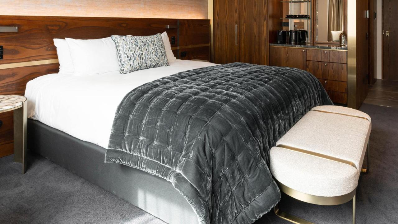Horizon By Skycity Auckland Luaran gambar A bed with a throw