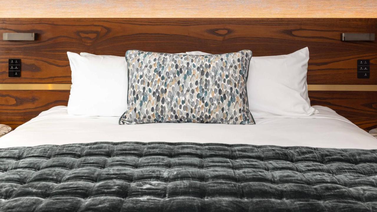 Horizon By Skycity Auckland Luaran gambar A decorative pillow on a bed